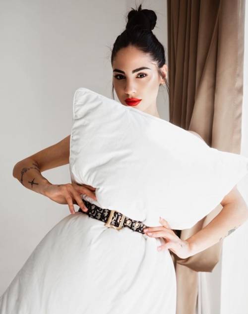 Quarantine Pillow Challenge: le influencer nude vestite solo di un cuscino