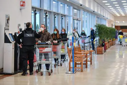 Un piano anti assembramenti: si può fare la spesa a Pasqua