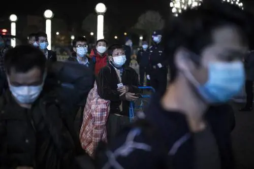 La grande fuga da Wuhan riaperta. Ma l'incubo in Cina non è ancora finito