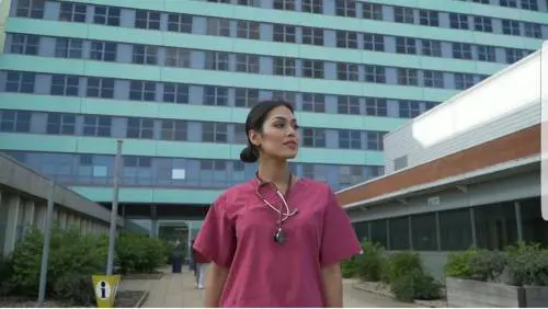 Miss Inghilterra lascia la corona (per l'ospedale) e combatte il coronavirus