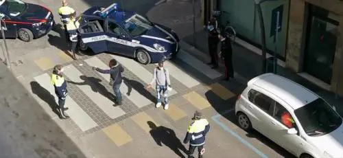 Vicenza, stranieri fuori controllo: prima strappano le multe, poi bottigliate ai residenti