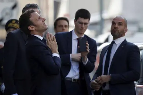 Folla per Macron in visita dai malati. È polemica: "Irresponsabile"