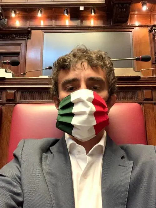 Coronavirus, deputati di Fdi con mascherine tricolori