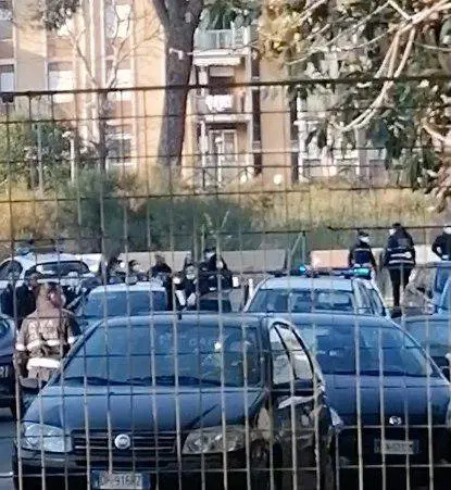 La furia del migrante con l'Aids: devasta il centro, poi sputa sangue sui poliziotti