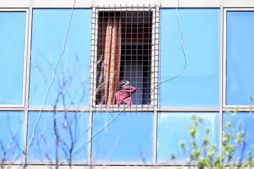 Il Selam palace isolato dall'esercito: screening a tappeto sui migranti