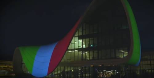 Azerbaigian, l'Heydar Aliyev Center di Baku illuminato con il tricolore