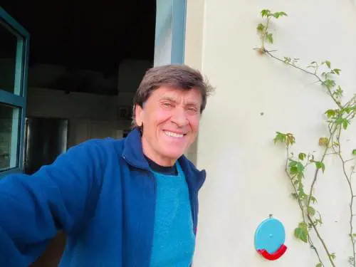 Gianni Morandi con la mascherina: attaccato su Instagram