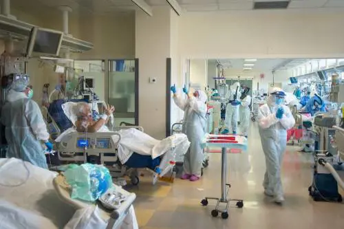Covid come malattia terminale: in Francia si usa il farmaco per la dolce morte