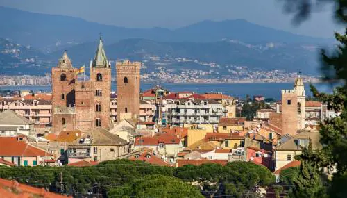 Albenga, le ronde dal balcone contro i "furbetti di Pasqua"