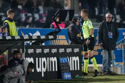 Var, falli di mano, rigori. Il virus accelera pure il cambio di regole