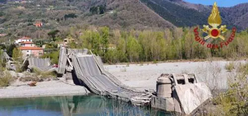 Ponte crollato sul fiume Magra: diciassette gli indagati