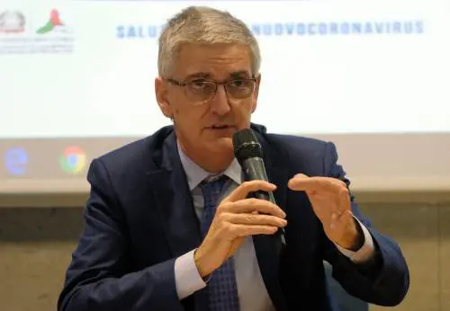 Brusaferro: "Virus rallenta ma assembramenti da evitare". E le vacanze estive sono un rebus