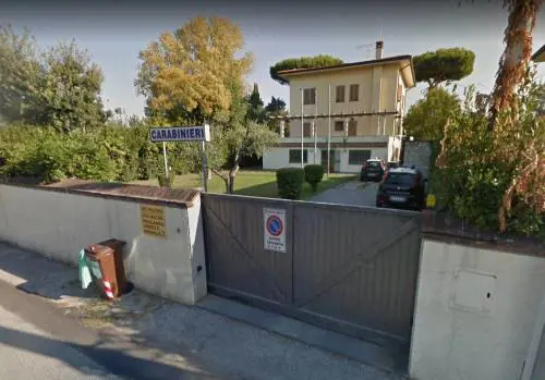 Va a spasso con il cane poi aggredisce i militari