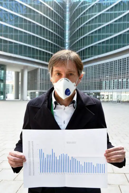 Contagi in calo, ma lentamente Sos: "Compilate i questionari"