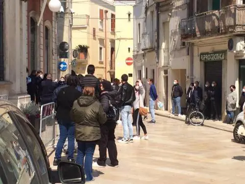 I buoni spesa? Nel Barese creano assembramenti