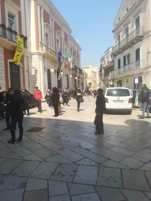 Nel Barese la fila per ritirare i buoni spesa