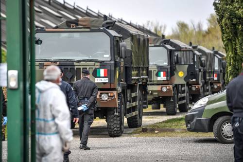 L'esercito porta via le bare da Bergamo (La Presse)