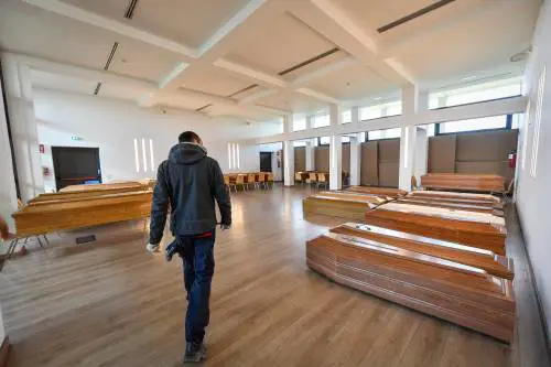 Tempio Crematorio di Piacenza saturo di salme (La Presse)