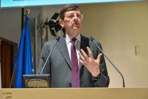 Vittorio Colao fa tremare la poltrona di Conte?