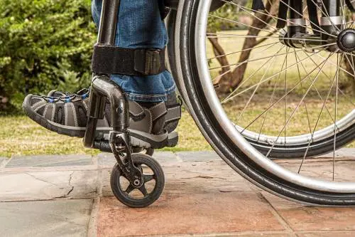 Tremila euro di ammenda all’invalido che fa pipì in strada