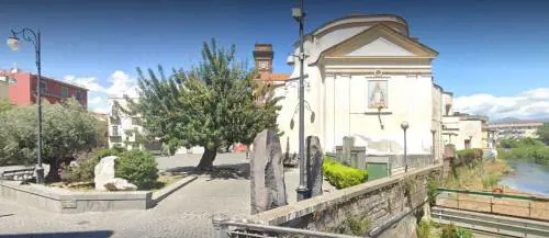 Parroco celebra la veglia in chiesa, poi il blitz dei carabinieri
