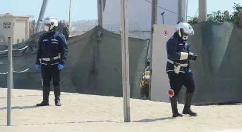 Runner abbassa i pantaloni davanti alla polizia, bloccato e denunciato