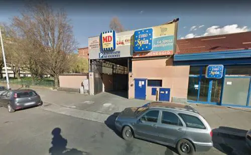 Torino, romeno leva mascherine a clienti e aggredisce agenti