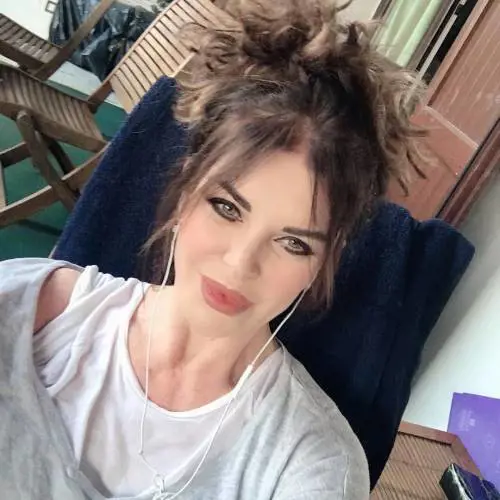 Minigonne, Alba Parietti sferza i docenti: "Tenete a bada l'istinto animale"