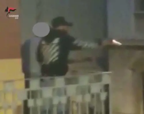 Bari, rider vicino a un'auto: gli sparano dal balcone