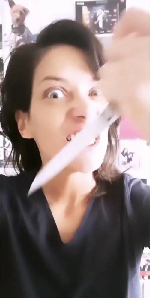 Gf Vip, Fernanda Lessa simula di pugnalarsi con le forbici. Il web non apprezza