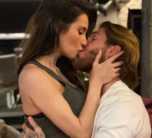 Sergio Ramos e il bacio appassionato alla sua Pilar Rubio scatena i follower