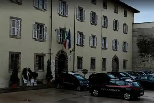 Lucca, fermato per guida pericolosa: 40enne ubriaco attacca militari