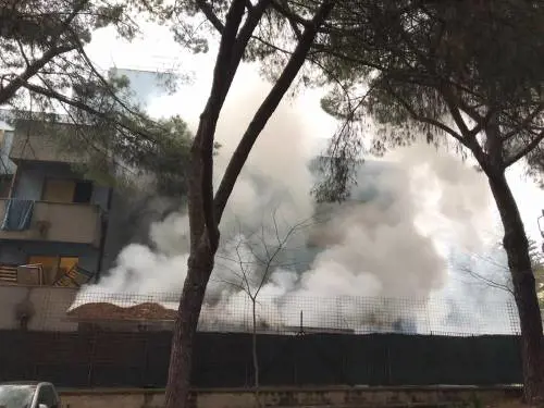 La rivolta dei migranti in quarantena, per uscire danno fuoco al centro d'accoglienza 