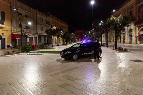 Abbassa la mascherina al carabiniere e gli sputa in faccia