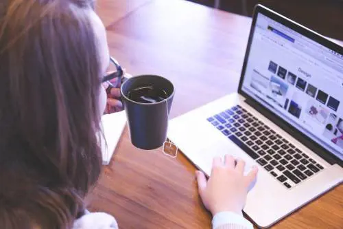 Patologia dell’occhio secco in aumento per esposizione agli schermi digitali
