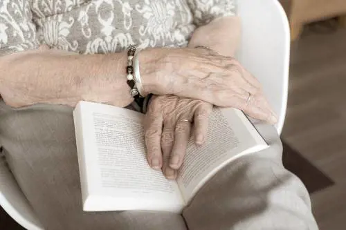 "Fate morire gli anziani di fame". Scintille Cina-Francia, poi le scuse