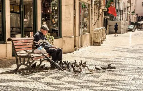 Anziano disperato: "Non mangio da 3 giorni". Polizia gli fa la spesa