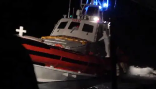 Alta tensione sulla Alan Kurdi: un migrante tenta il suicidio