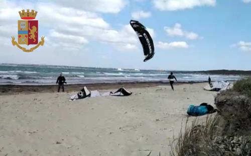 Lecce, approfittano del vento per praticare kite-surf