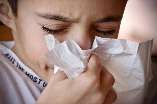 Allergie primaverili e Covid-19, sintomi e differenze