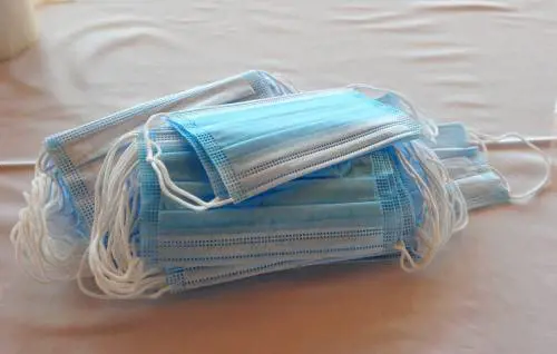 Una scorta di mascherine chirurgiche (LaPress)