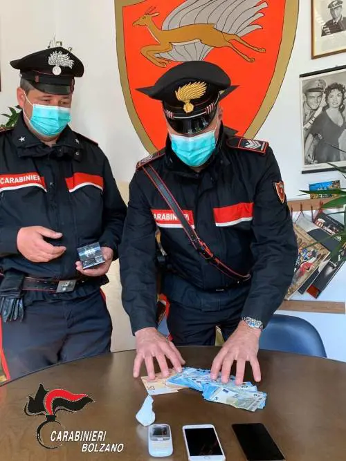 La follia del marocchino: pesta e morde i militari