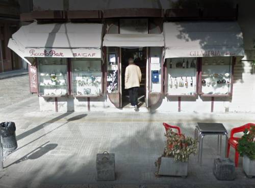 Lecce, prende a sassate vetrate negozi ed auto: bengalese denunciato