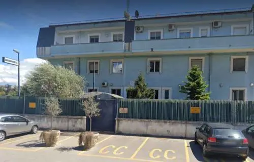 Scafati, 29enne aggredisce amico con una sega, poi attacca la madre