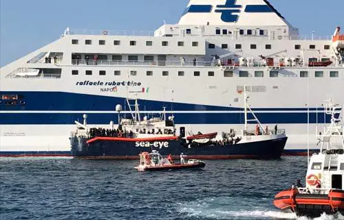 La Alan Kurdi arriva in acque italiane e l'Ong tedesca ringrazia Orlando 