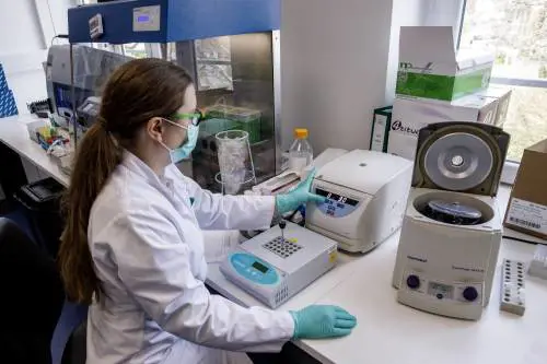 Con il plasma dei guariti miglioramenti in 1-2 giorni. Ecco la terapia
