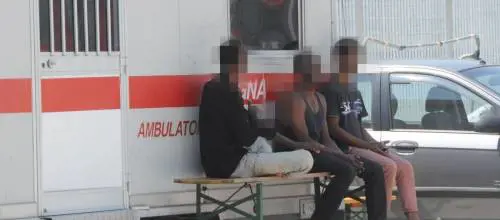Il centro per migranti usato come albergo: migranti a spasso nonostante i contagi