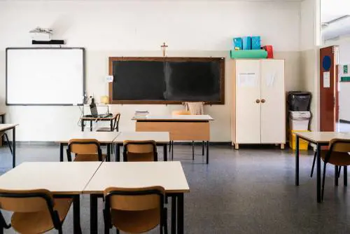 Violenza sessuale su studentessa: arrestato un prof mentre fa lezione