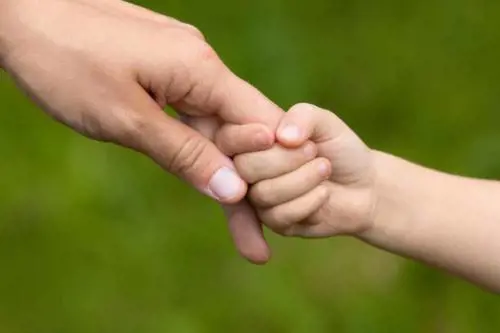 Bimbo di 5 anni in quarantena da solo in hotel: i genitori hanno il Covid