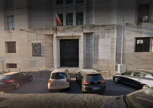 Napoli, pregiudicati pestano agenti durante controlli anti Covid-19